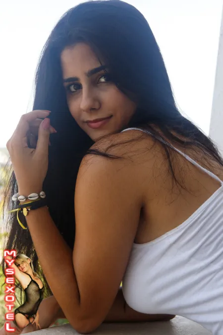 Gina pour du sexe au tel rose sans tabou Gina metisse sensuelle sexotel rose
