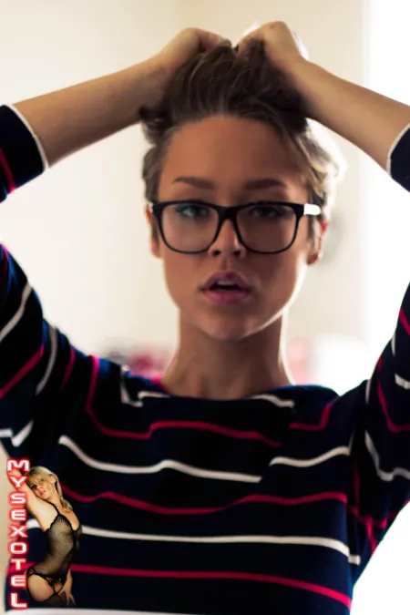 Maelys, lunettes et sexotel rose gros seins en live Maelys gros seins telephone rose pas cher